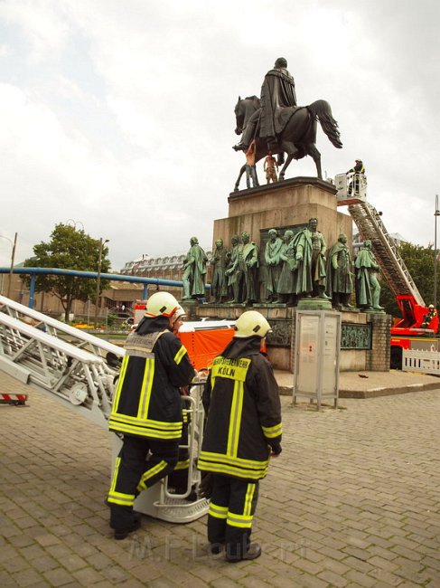2 Denkmalkletterer hielten Feuerwehr und Polizei in Trapp Koeln Heumarkt P023.JPG
